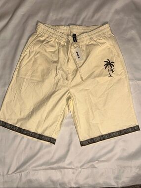 Men’s Cream Palm-Accent Drawstring Shorts